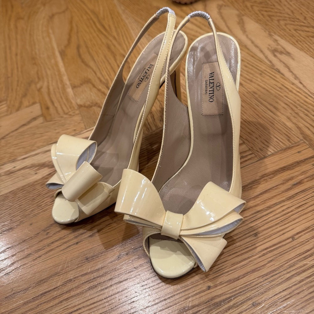 Valentino Garavani Patent leather Cream White Slingback Heels Bow Sz 36.5 AS IS